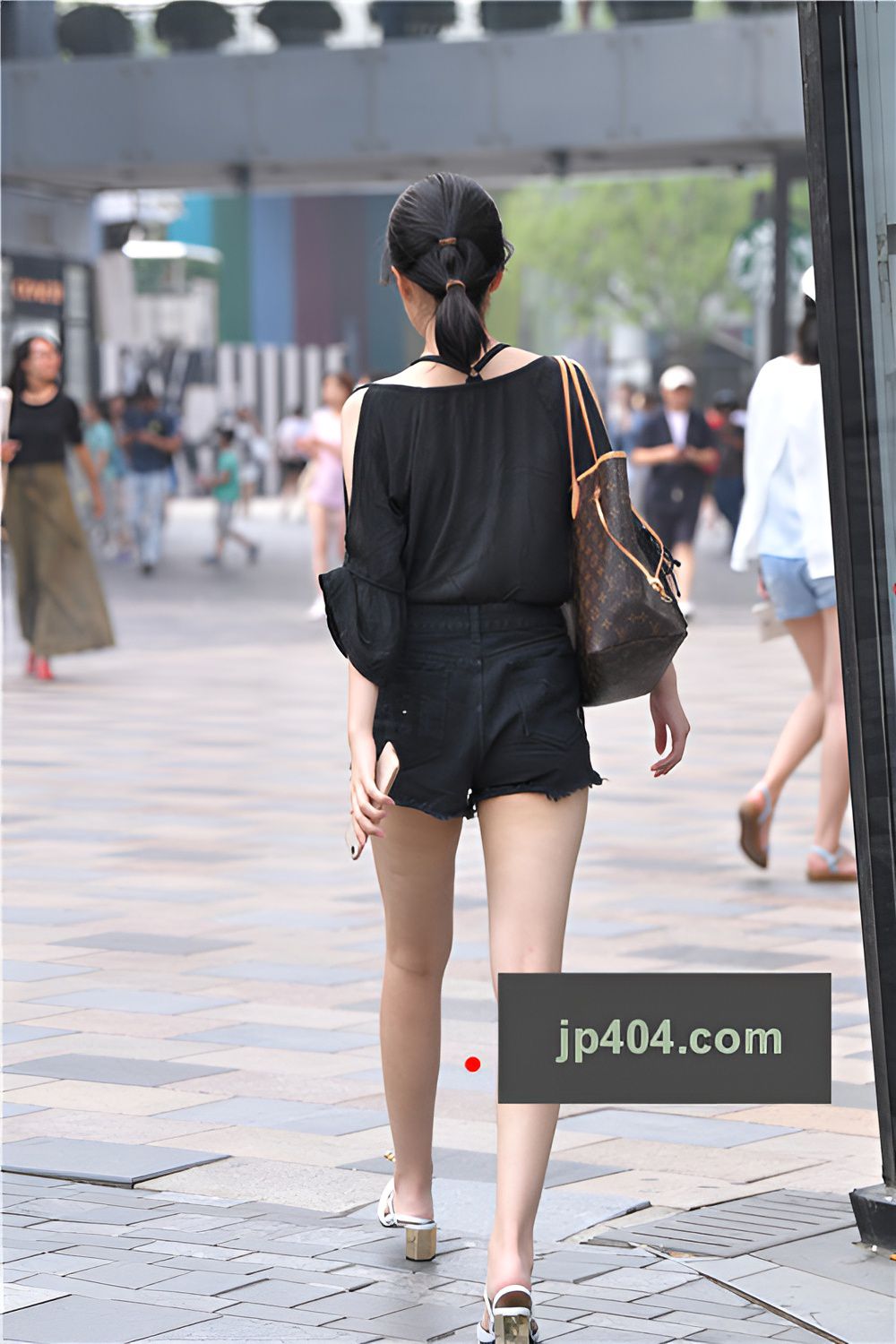 黑色热裤小姐姐(17P)[124M/JPG]