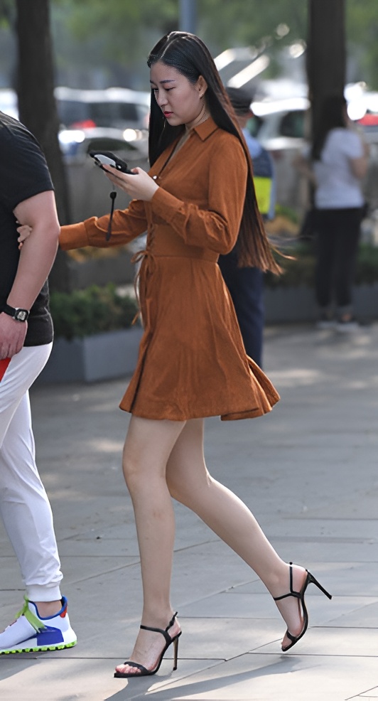 长发棕色连衣裙小姐姐(19P)[148M/JPG]