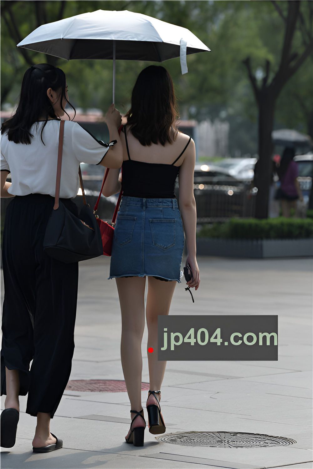 牛仔裙美女(13P)[84M/JPG]