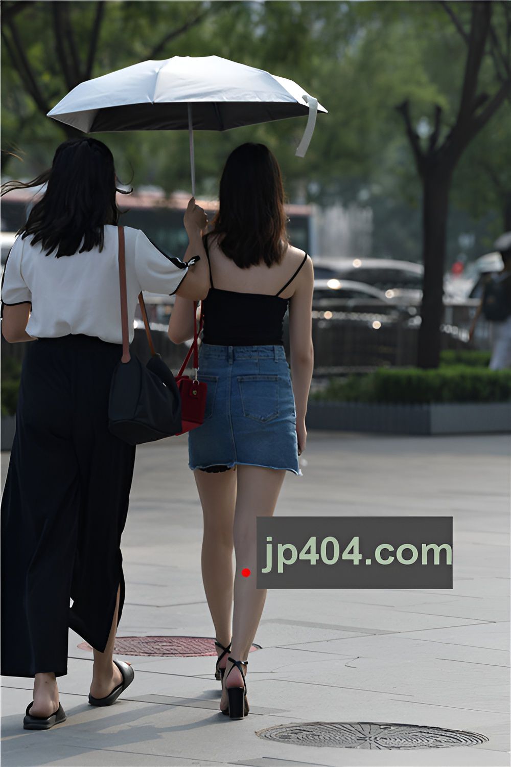 牛仔裙美女(13P)[84M/JPG]