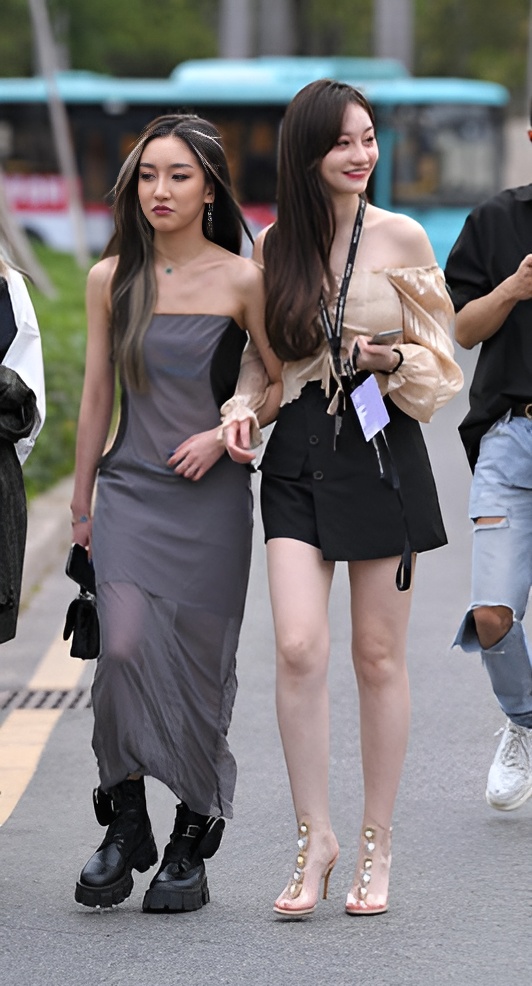 一字抹胸装白嫩美女【套图+视频】