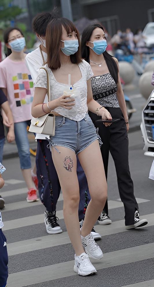 腿上有纹身的牛仔热裤小姐姐【套图+视频】