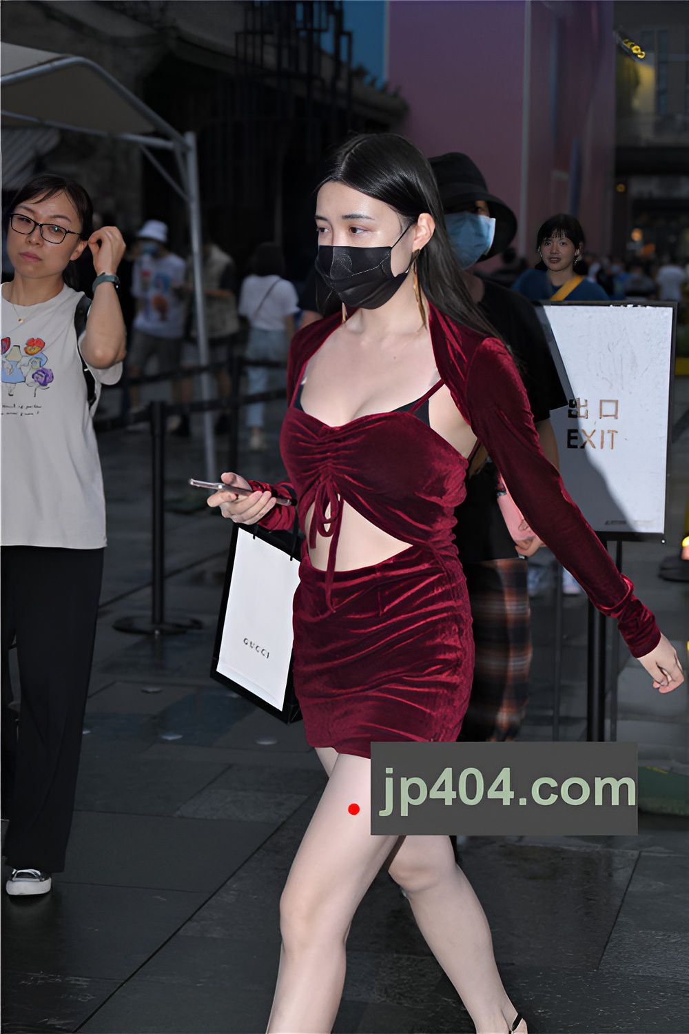 夜拍红裙小姐姐【套图+视频】