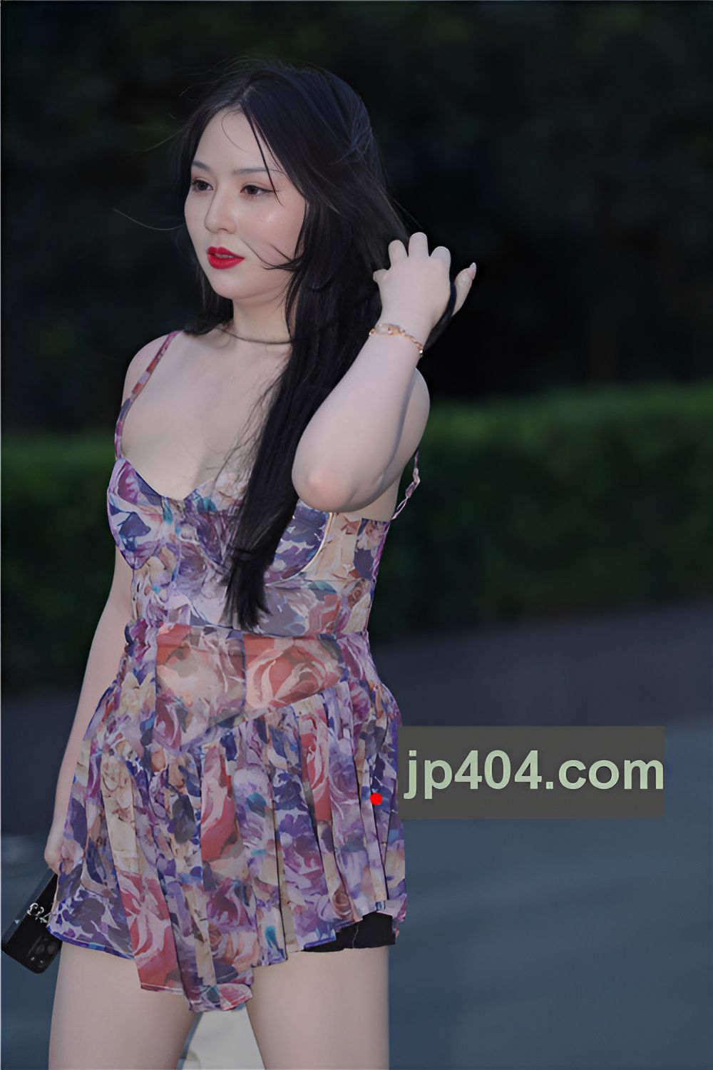 吊带丰腴妹子【套图+视频】