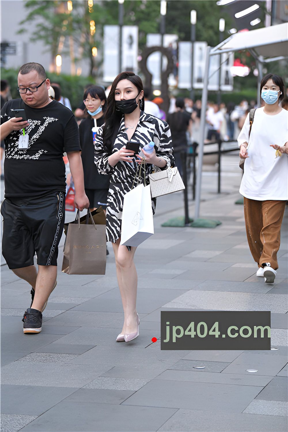 街拍戴口罩的美女【套图+视频】