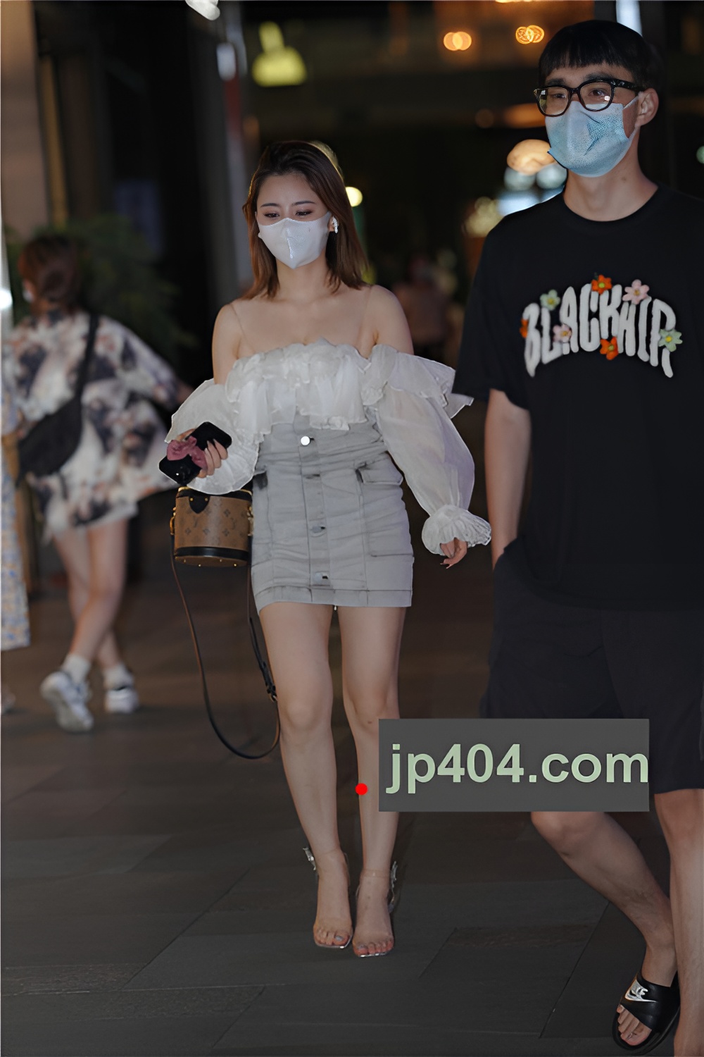 戴口罩的牛仔裙小姐姐【套图+视频】