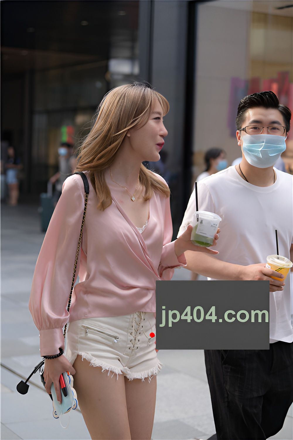 白色热裤妹子(43P)[945M/JPG]