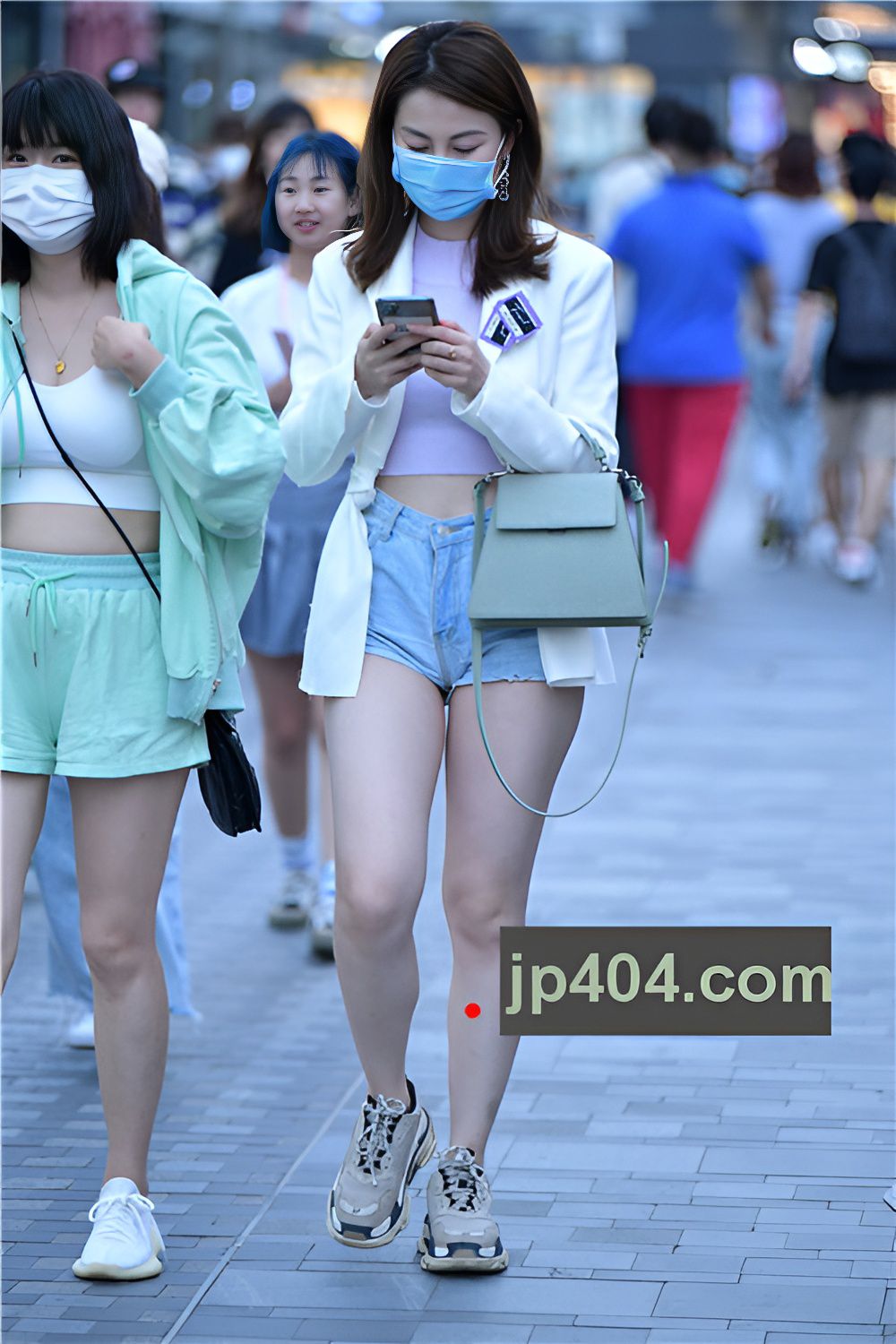 玩手机的热裤小姐姐(19P)[302G/JPG]