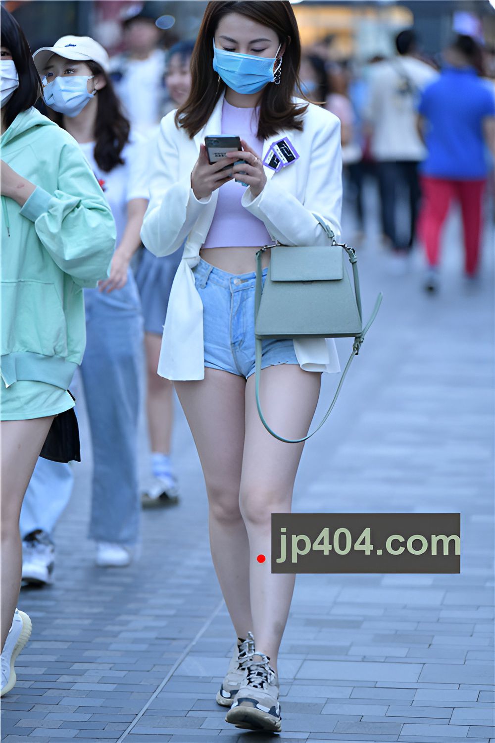 玩手机的热裤小姐姐(19P)[302G/JPG]