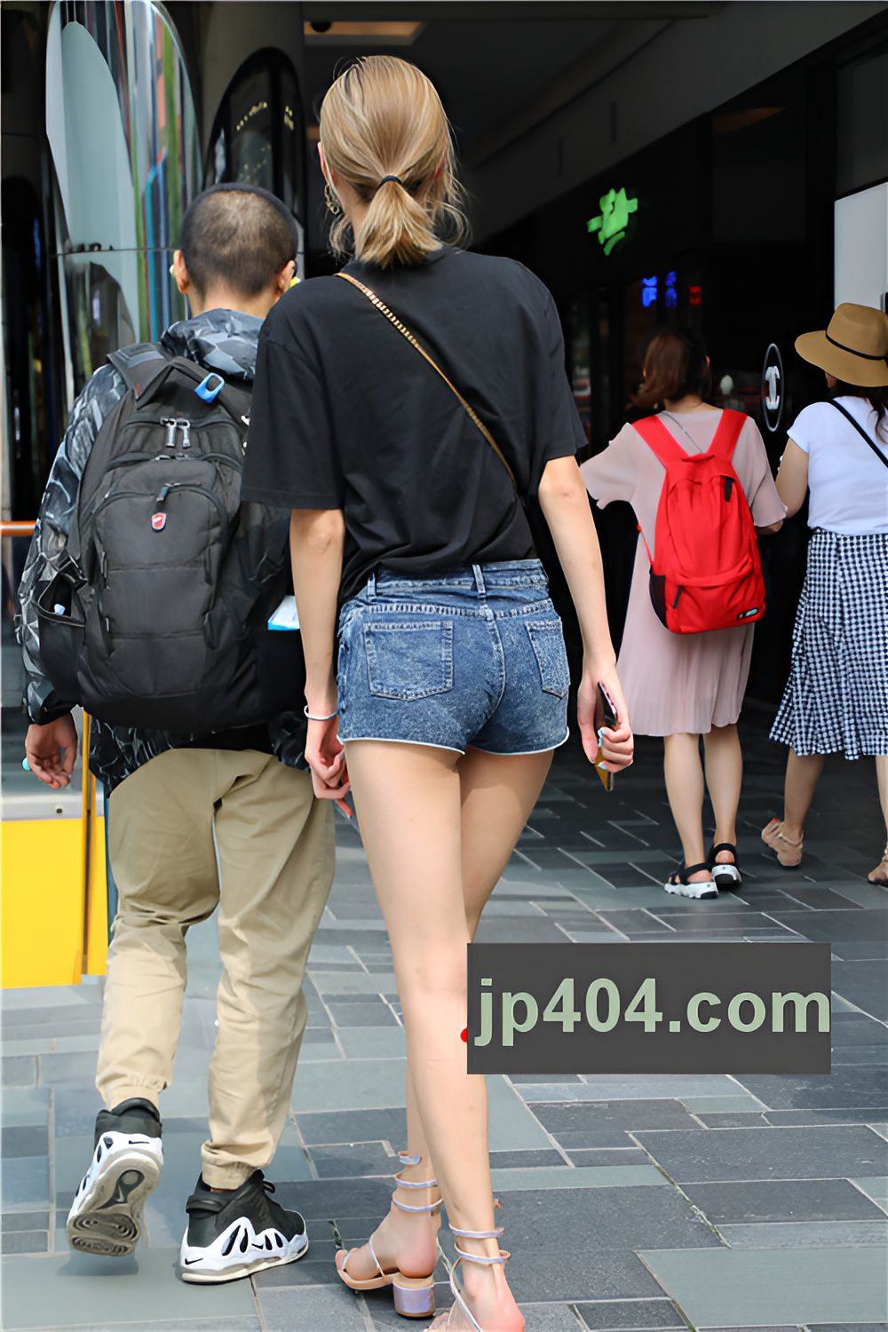 牛仔热裤妹子(36P)[301M/JPG]