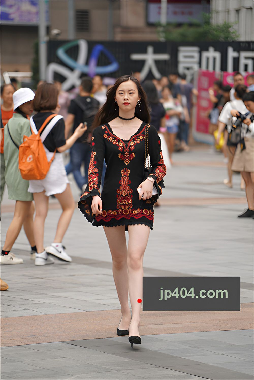 黑色连体裙妹子(14P)[133M/JPG]