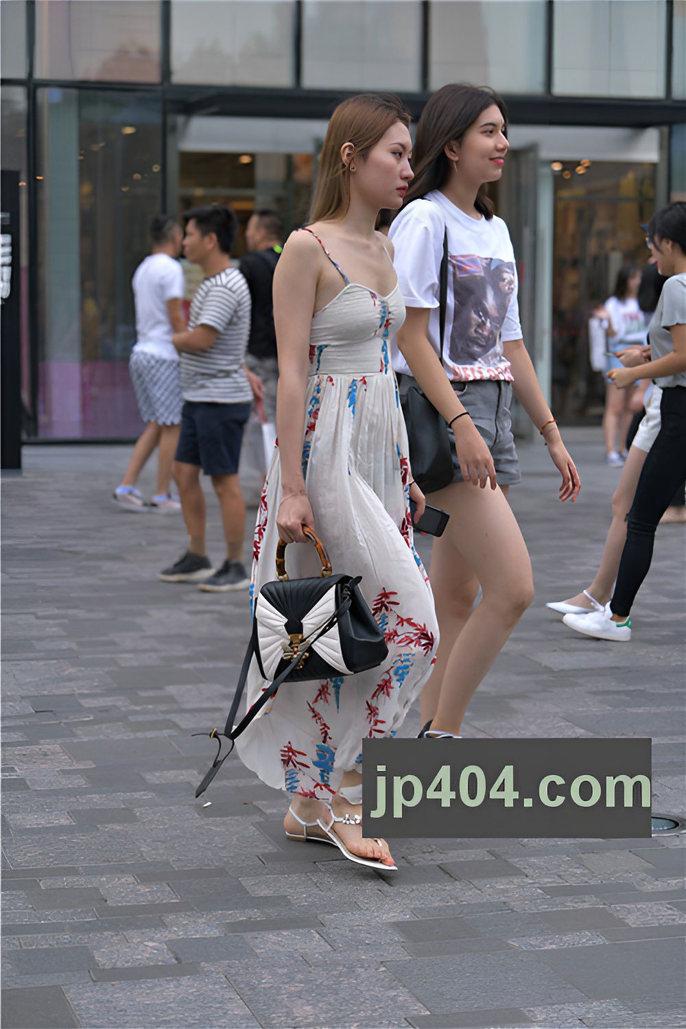 吊带长裙美女(49P)[745M/JPG]