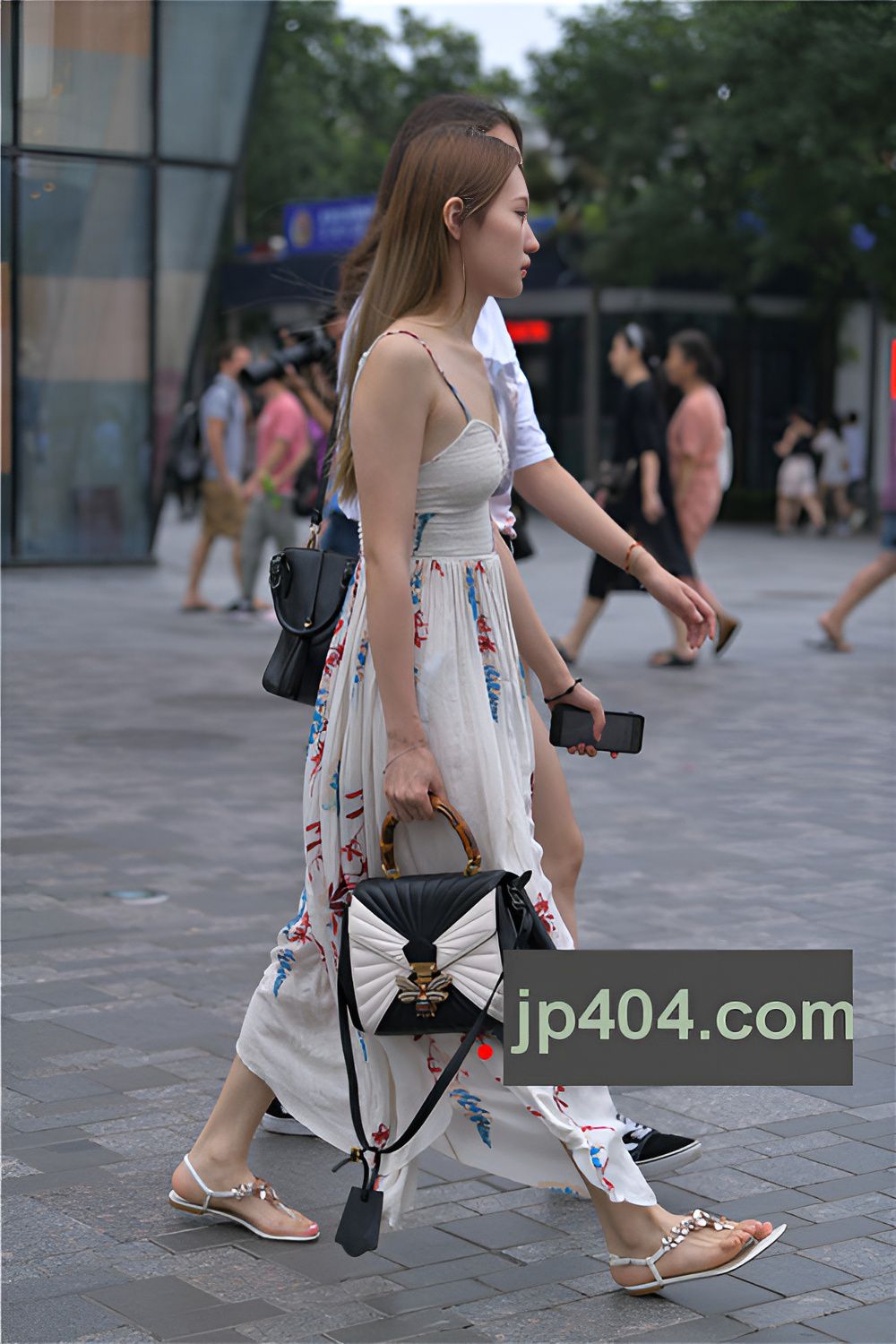 吊带长裙美女(49P)[745M/JPG]