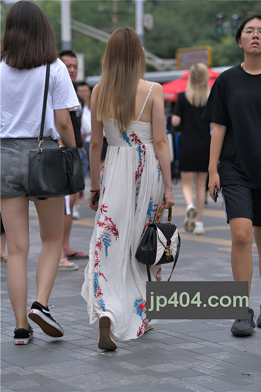 吊带长裙美女(49P)[745M/JPG]