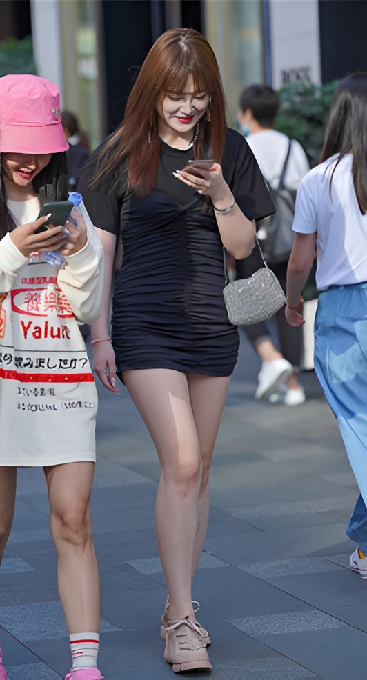 黑色连体裙美女(79P)[1.29G/JPG]