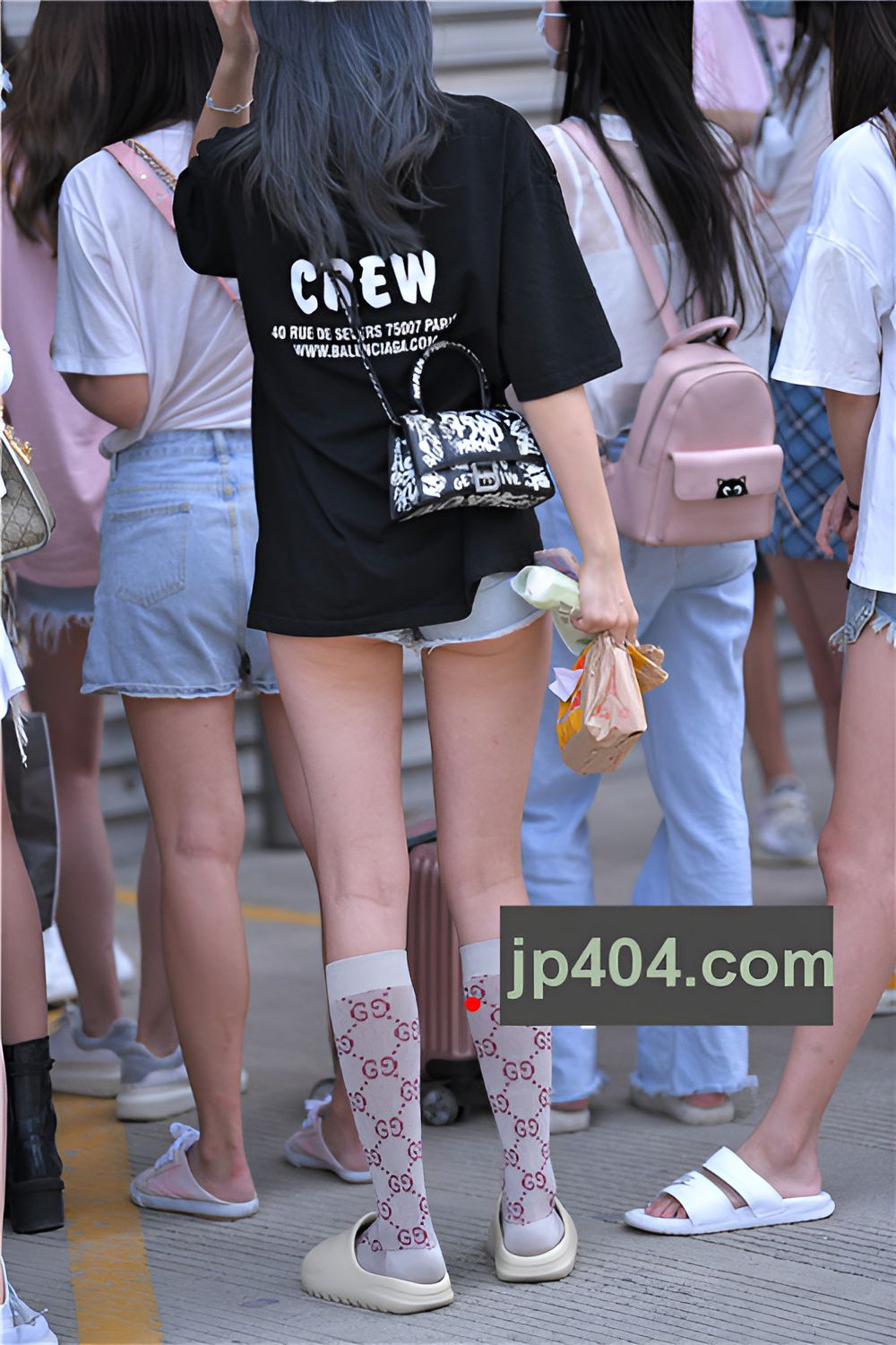 穿着拖鞋的漂亮妹子(83P)[1.9G/JPG]