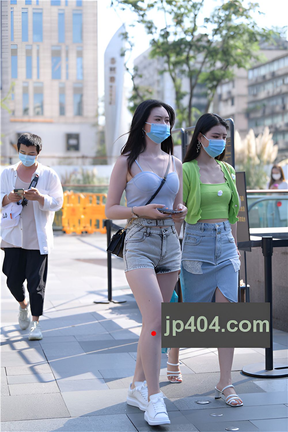 吊带热裤美女(40P)[885M/JPG]