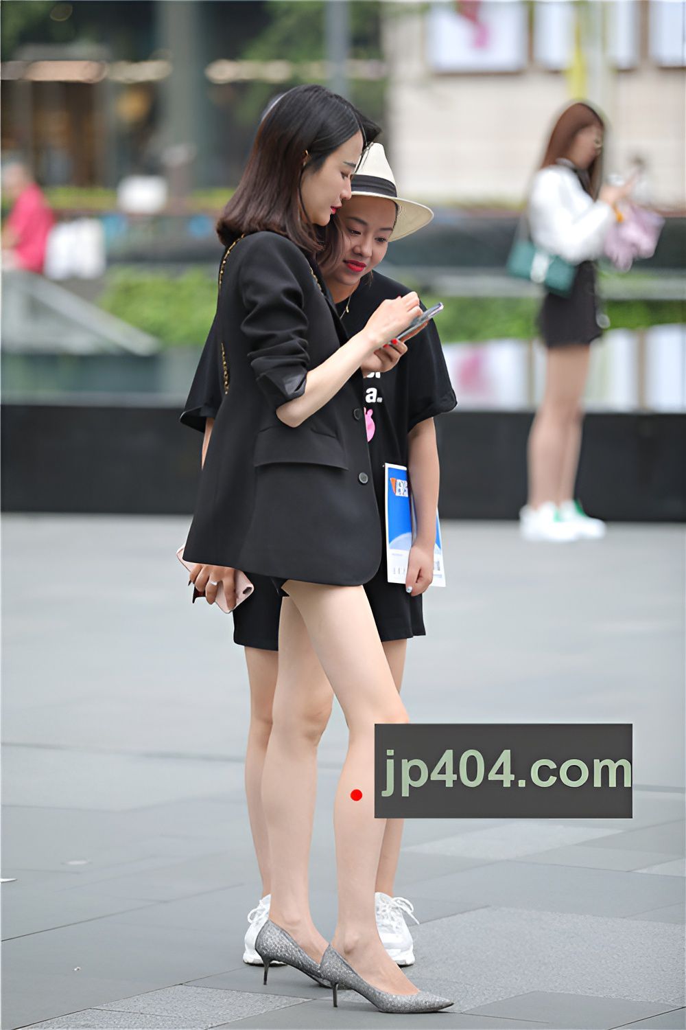 玩手机的小姐姐(18P)[128M/JPG]