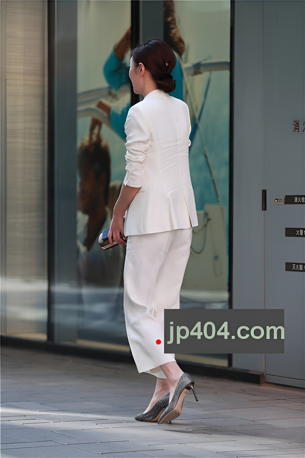 漂亮的职业休闲装美女(19P)[176M/JPG]