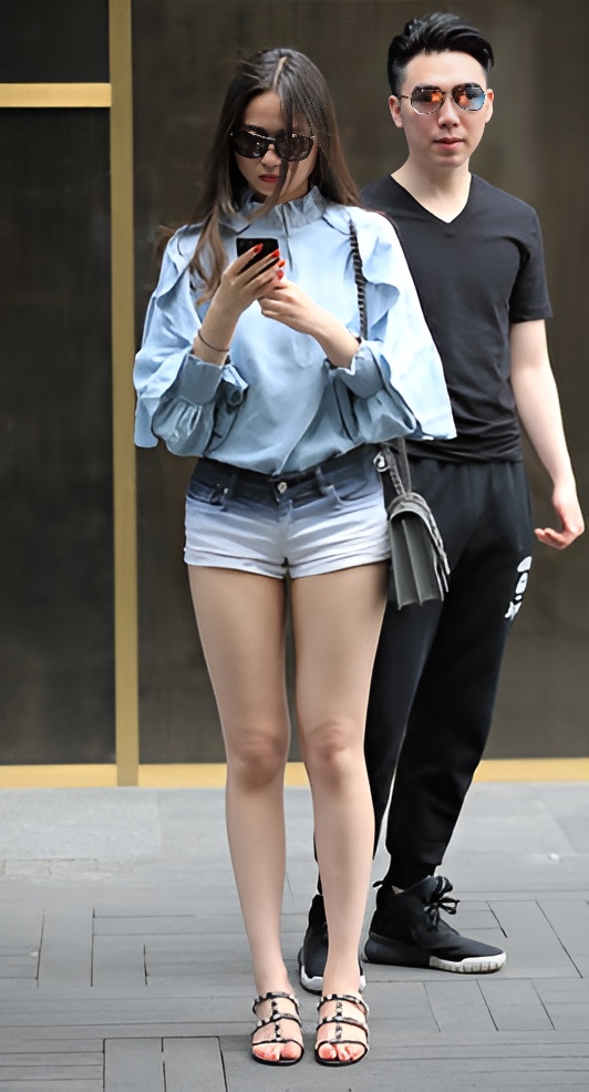 戴着墨镜的漂亮妹子(19P)[135M/JPG]