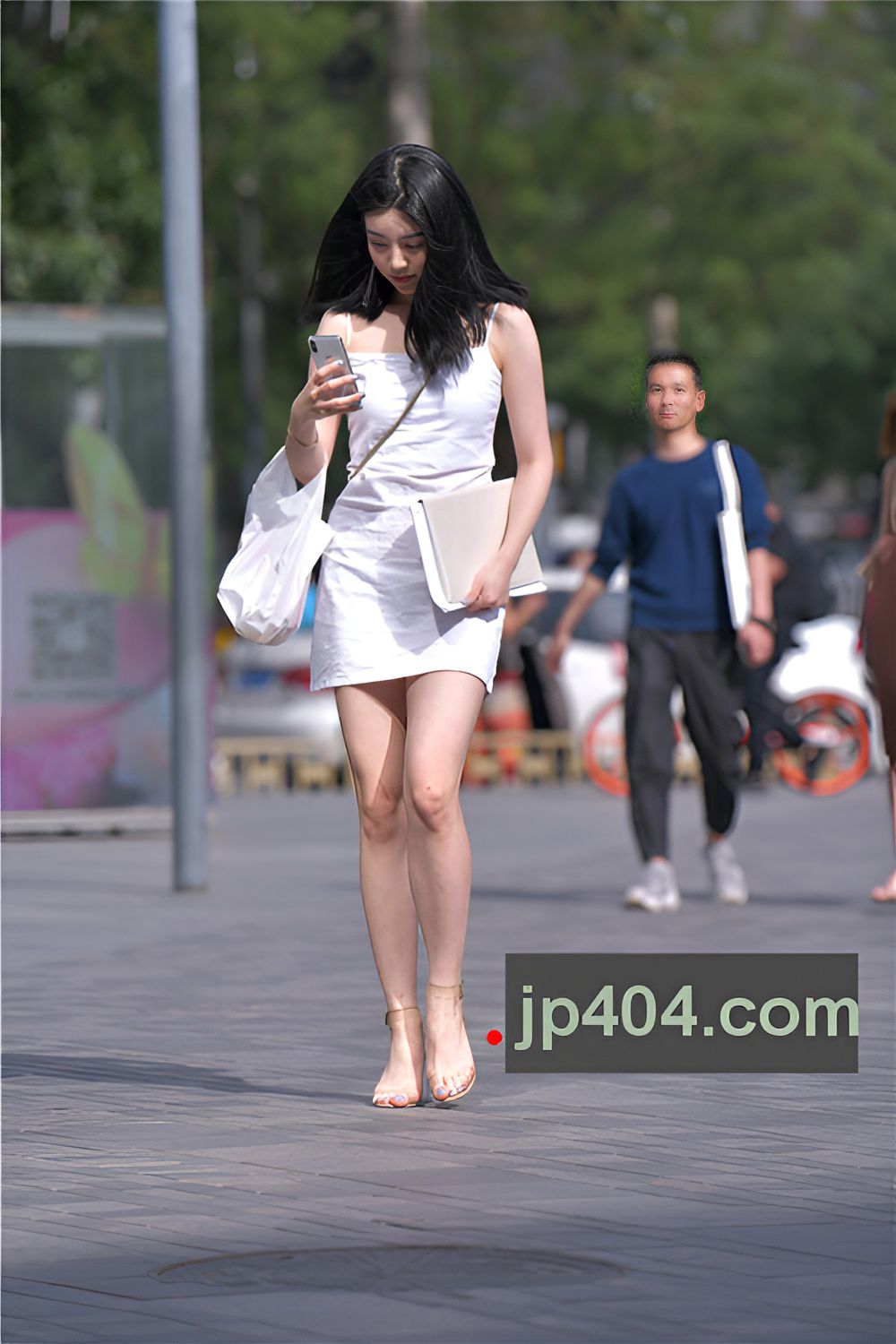 漂亮的吊带裙美女(24P)[269M/JPG]