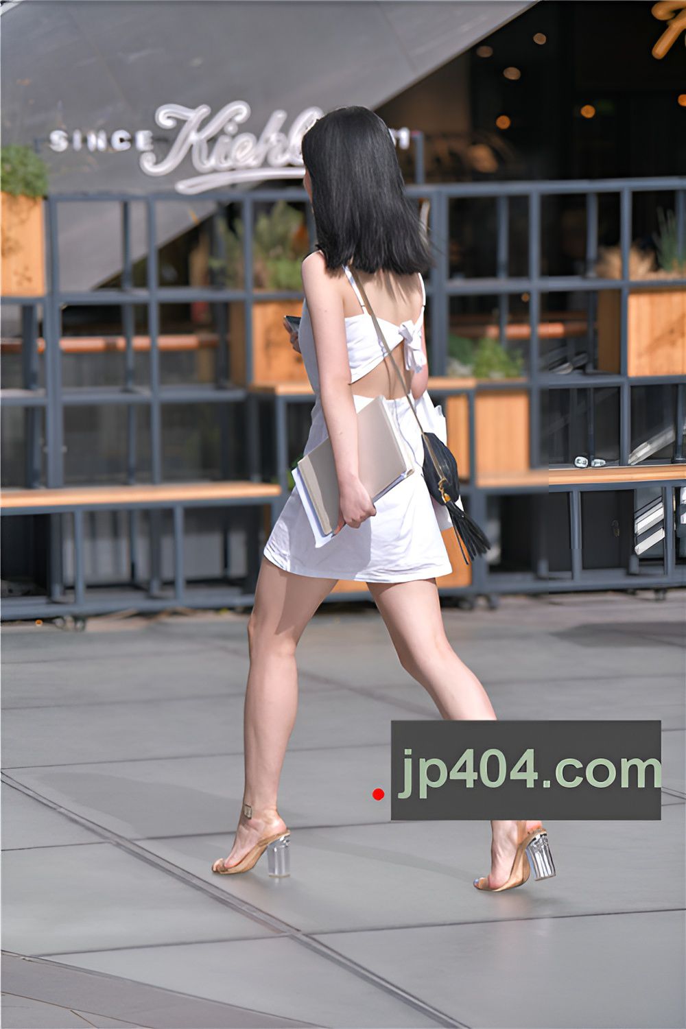 漂亮的吊带裙美女(24P)[269M/JPG]