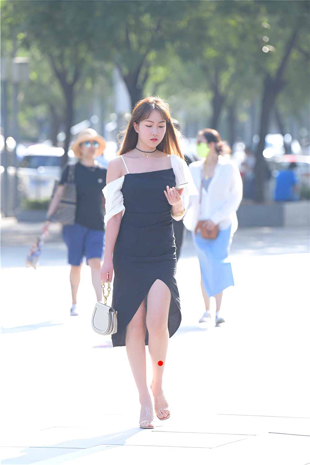 漂亮的黑色长裙美女(36P)[552M/JPG]