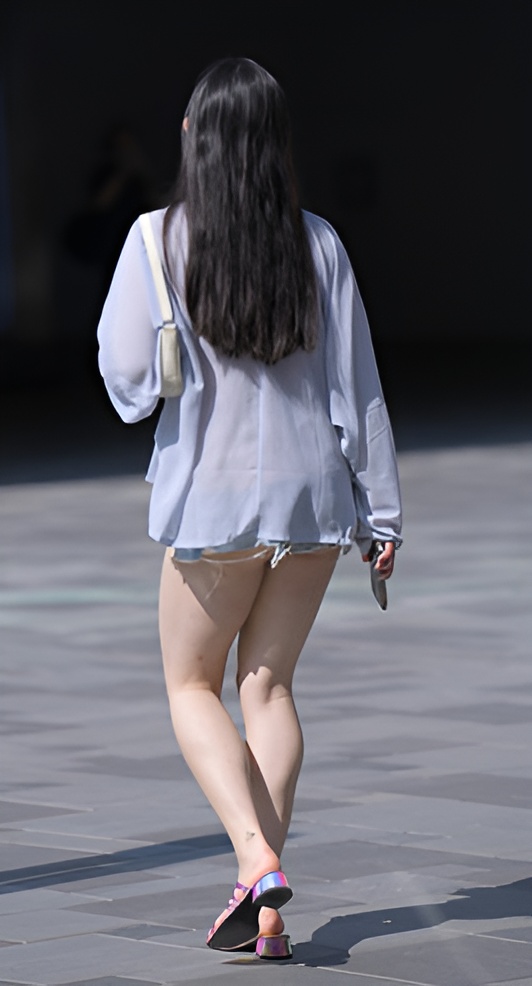 漂亮的美腿小姐姐(48P)[934M/JPG]