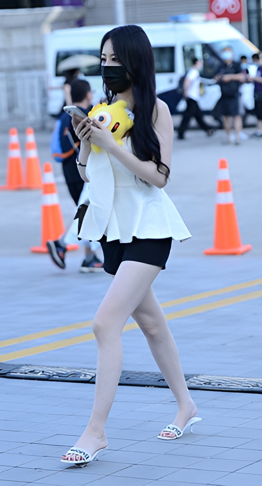 戴着黑色口罩的漂亮美女(35P)[183M/JPG]