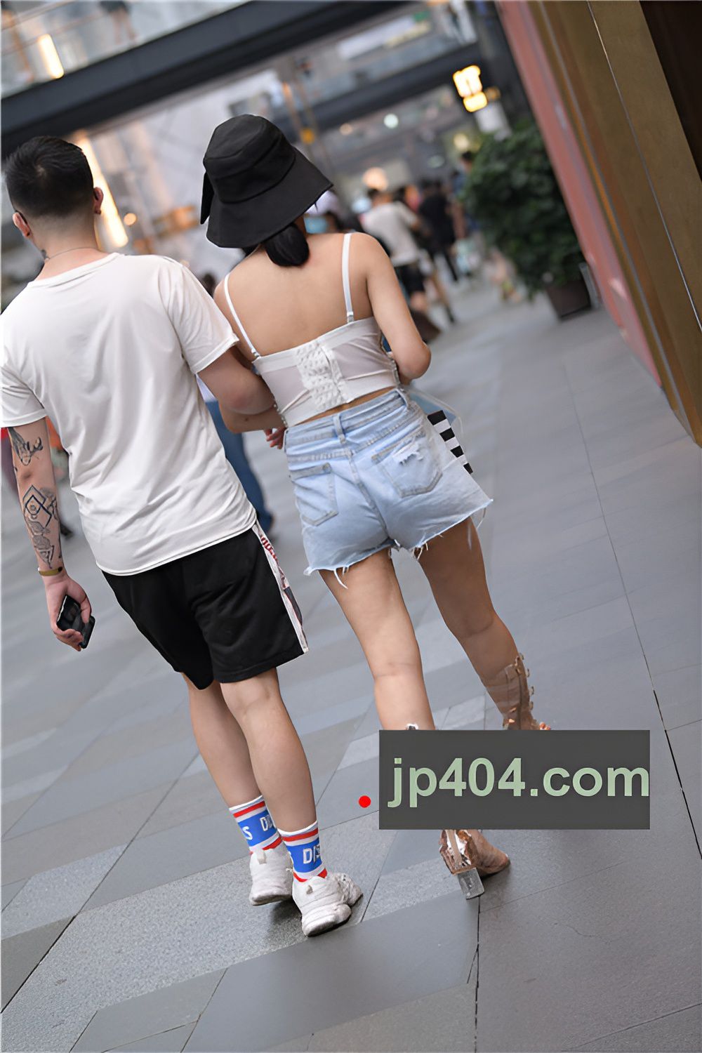 漂亮的吊带妹子(57P)[1.35G/JPG]