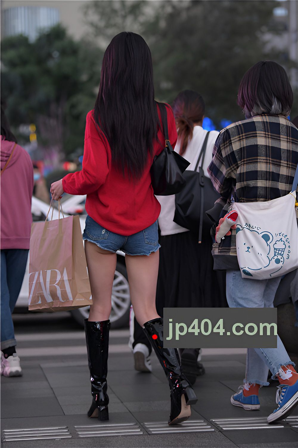 红衣黑靴热裤妹子(83P)[1.85G/JPG]