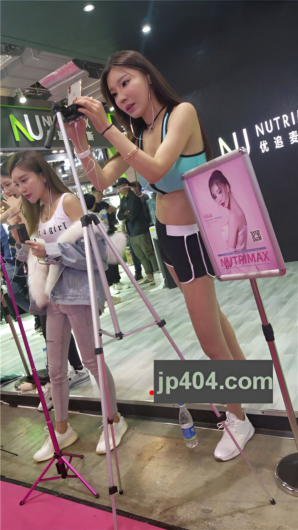 在直播的长腿美女[629M/MP4]