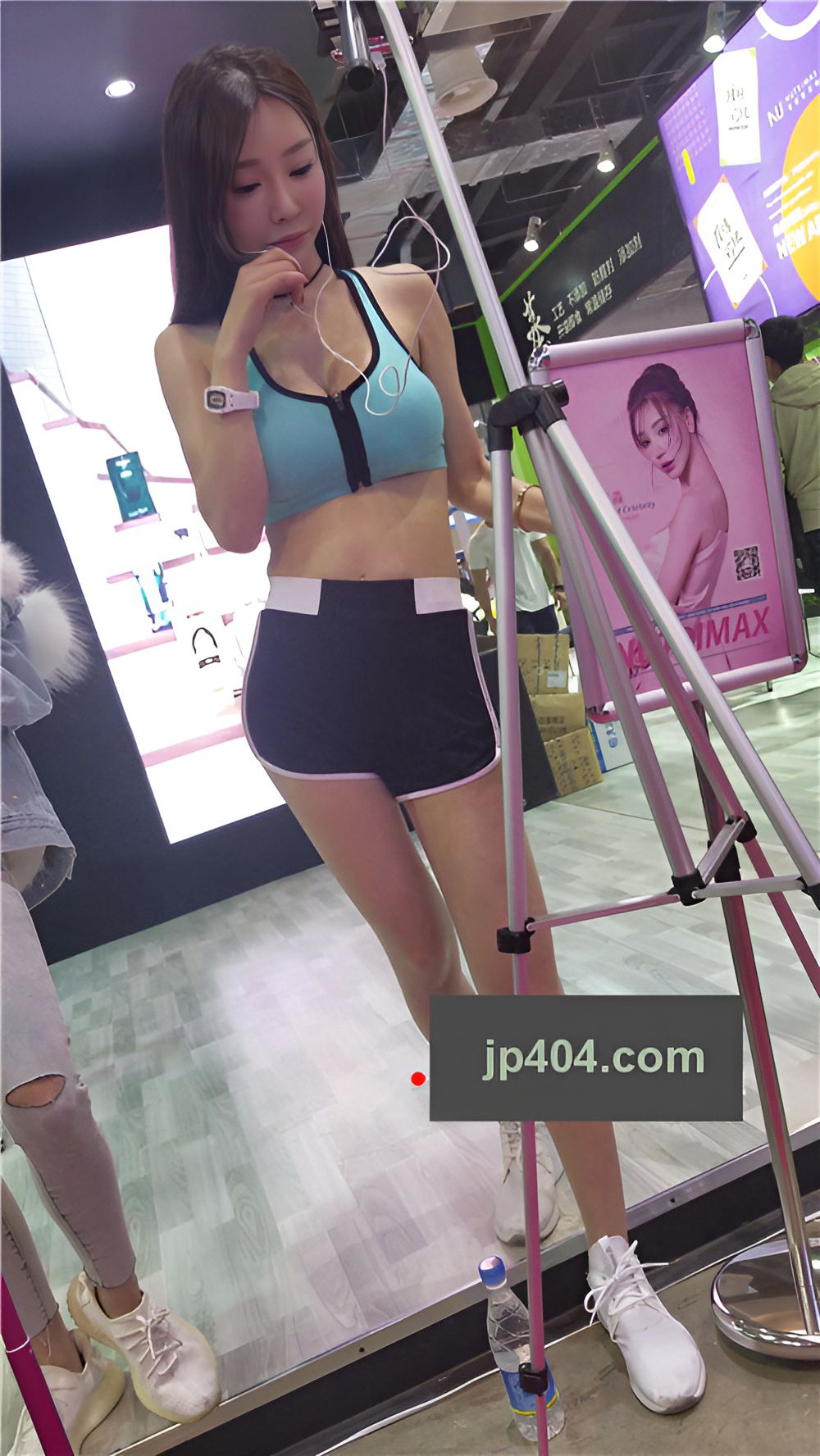 在直播的长腿美女[629M/MP4]