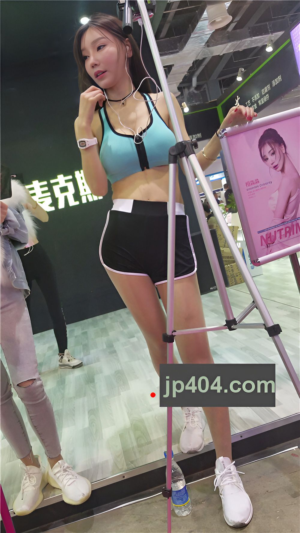 在直播的长腿美女[629M/MP4]