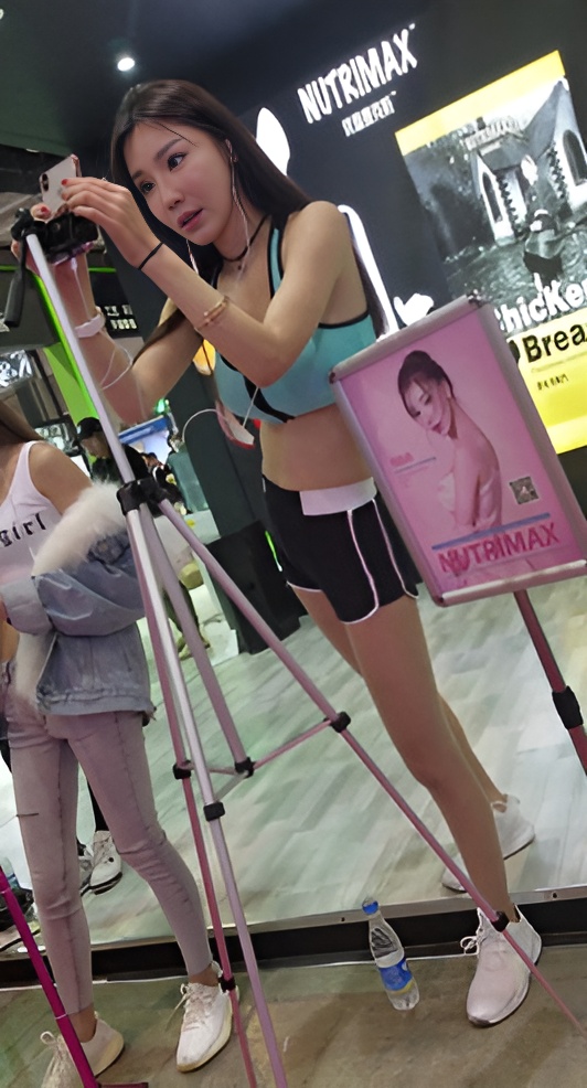 在直播的长腿美女[629M/MP4]