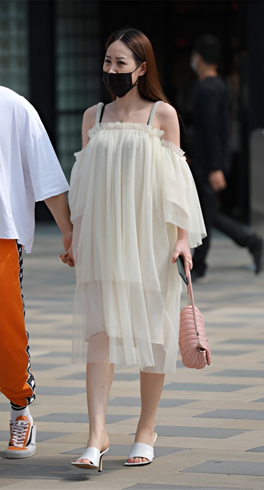 白色长裙MM(89P)[1.03G/JPG]