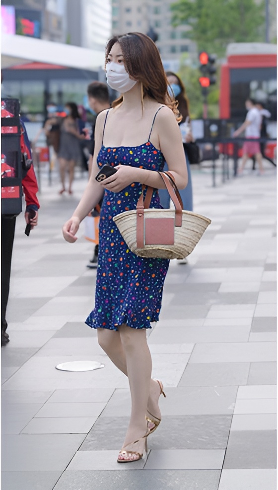 白嫩吊带MM(66P)[1.07G/JPG]