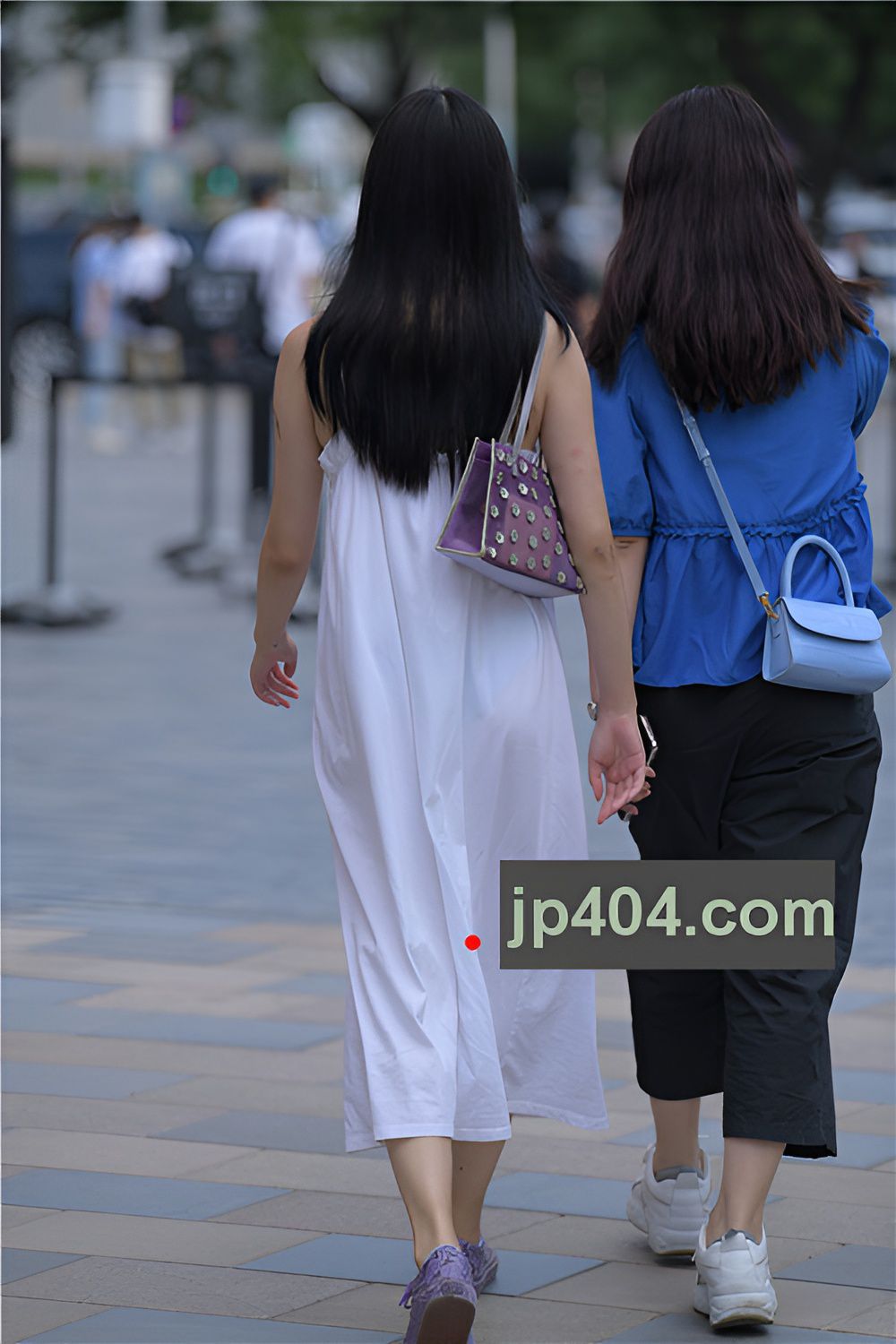 吊带白色长裙妹子(53P)[1.06G/JPG]