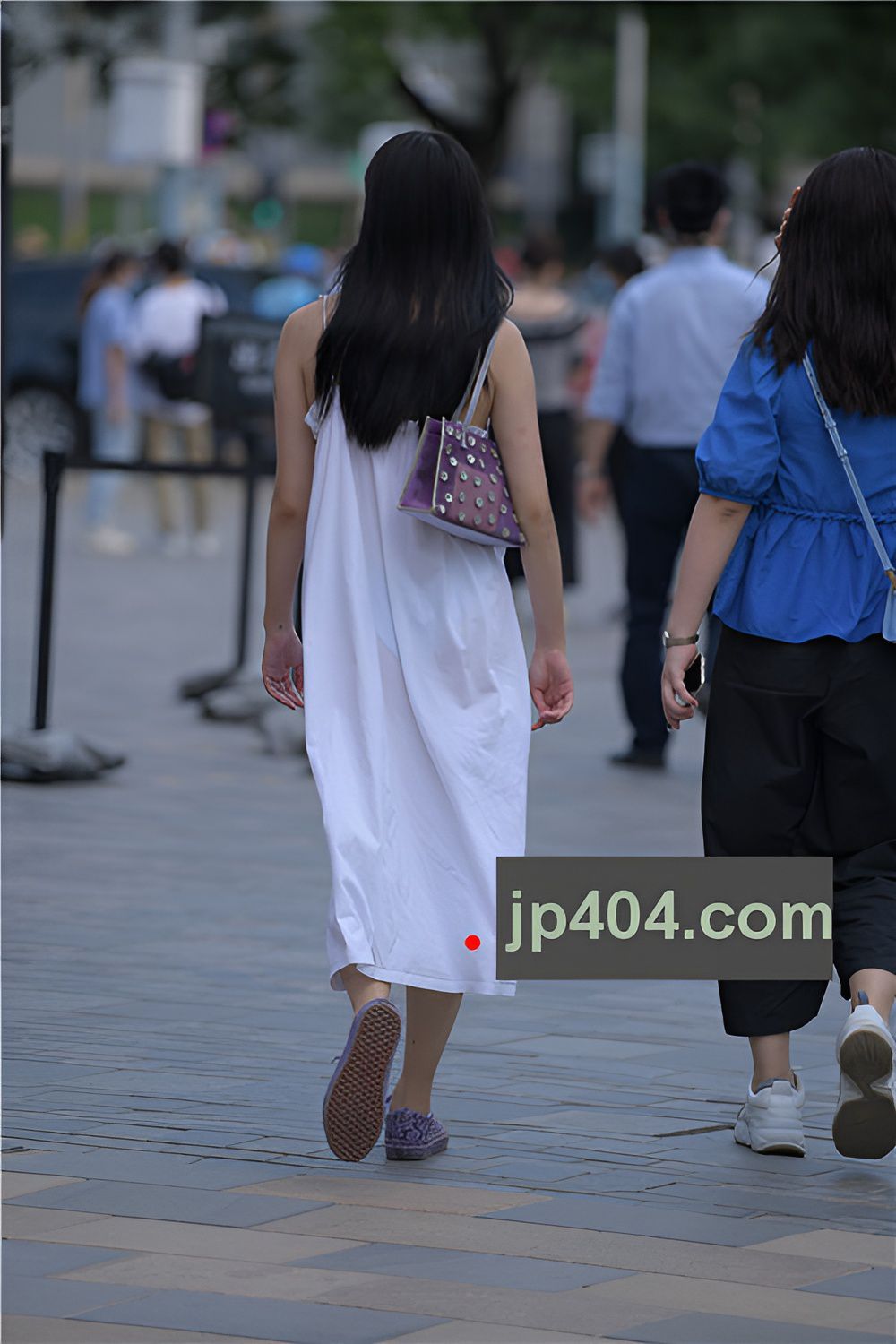 吊带白色长裙妹子(53P)[1.06G/JPG]