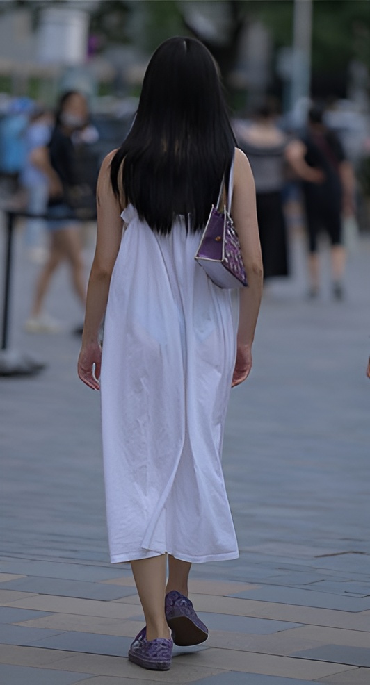 吊带白色长裙妹子(53P)[1.06G/JPG]