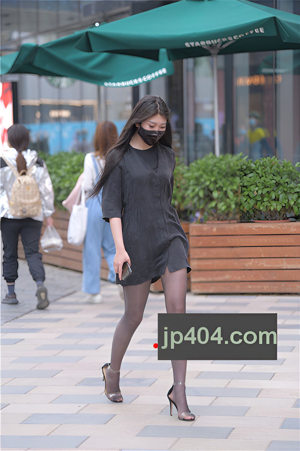 漂亮的长发黑丝小姐姐(21P)[493M/JPG]