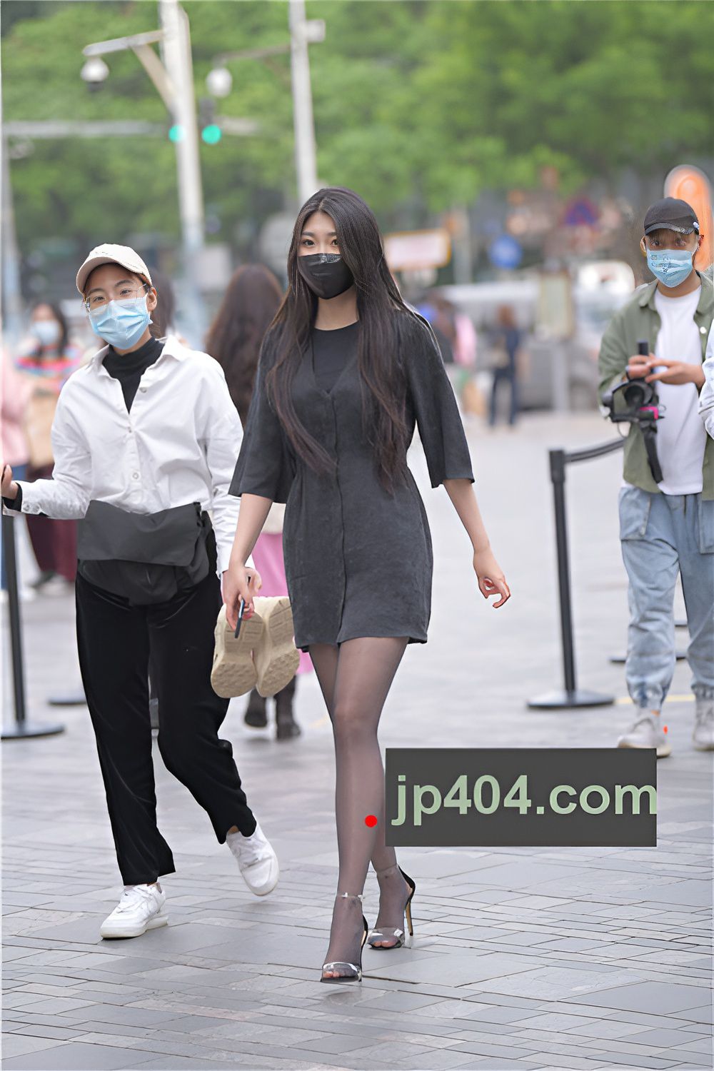 漂亮的长发黑丝小姐姐(21P)[493M/JPG]