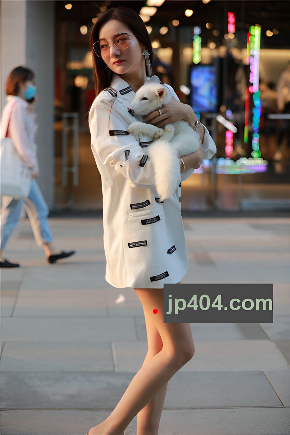 白色热裤美女【套图+视频】