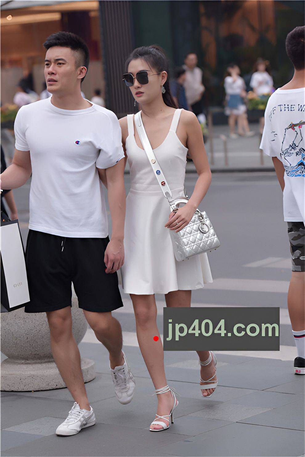 漂亮的白裙美女【套图+视频】