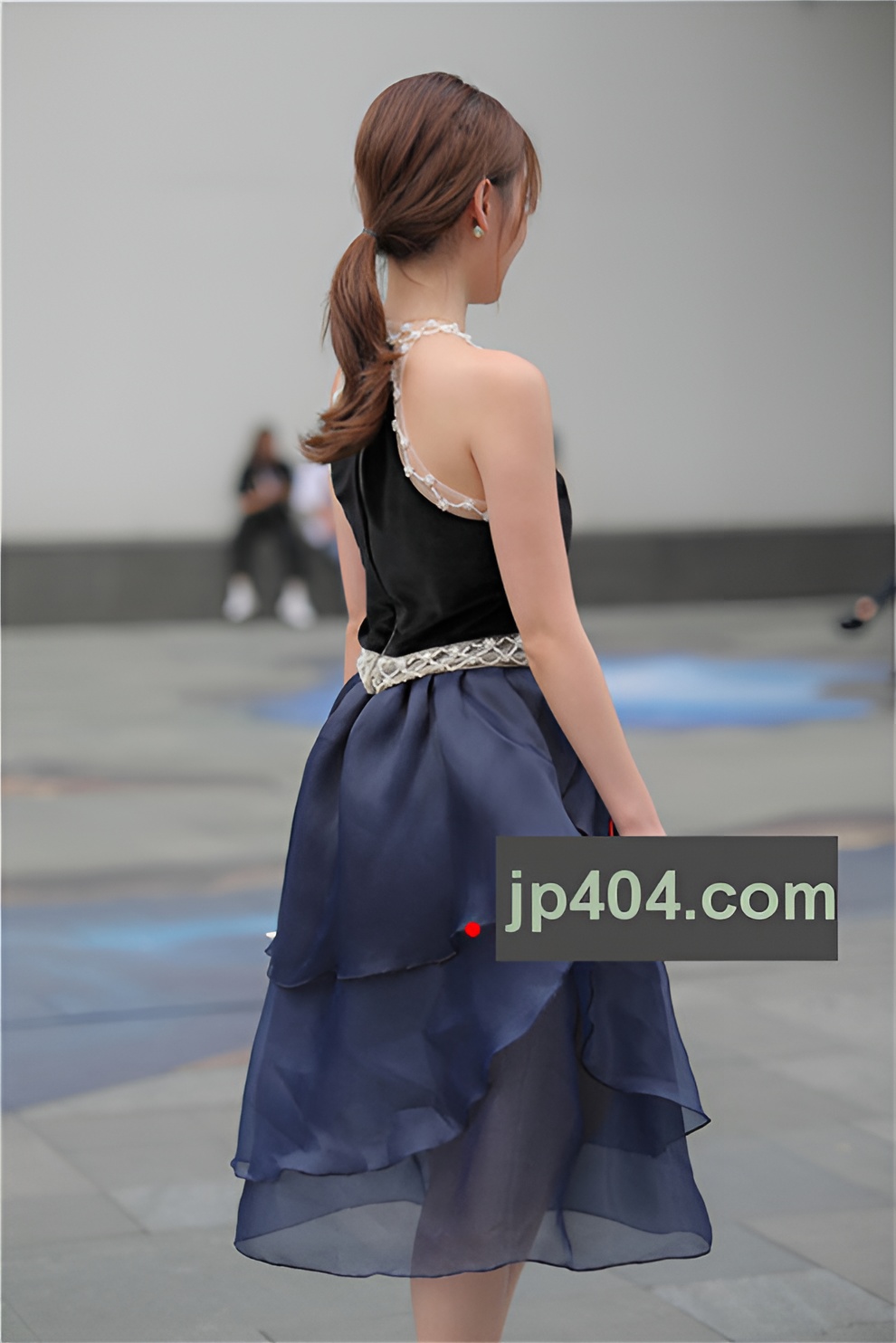 漂亮的气质美女【套图+视频】