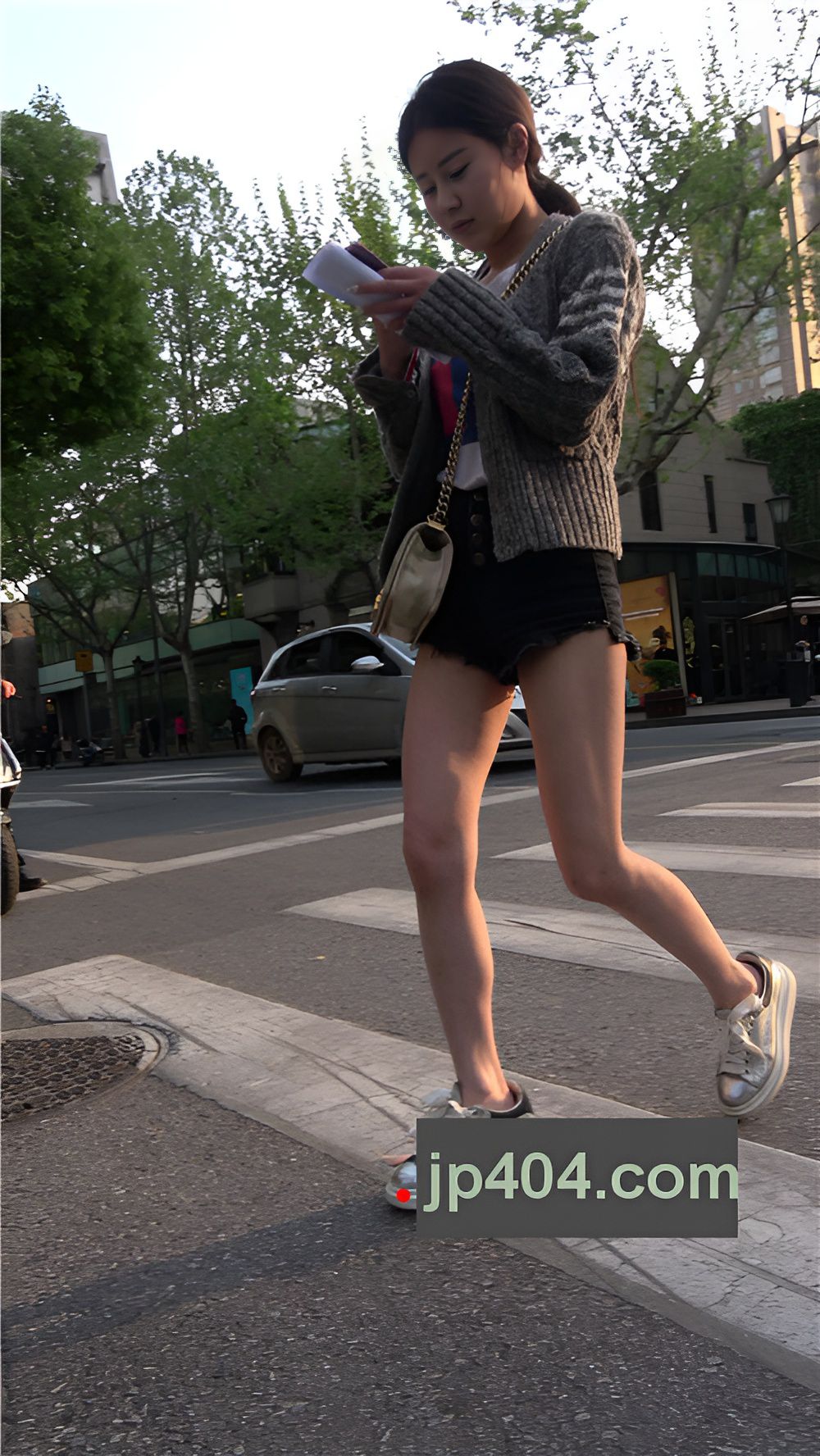 黑色牛仔短裤月牙小妹[1.27G/MP4]