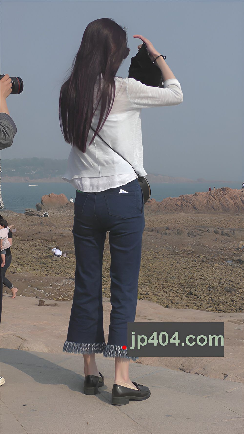 海边拍照的牛仔裤美女[1.45G/MP4]