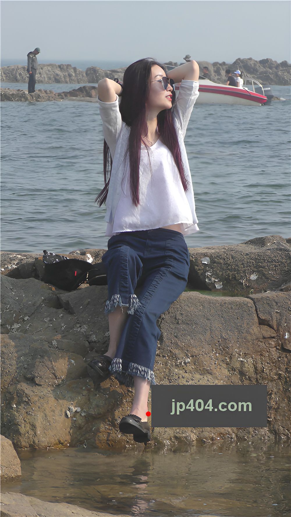 海边拍照的牛仔裤美女[1.45G/MP4]