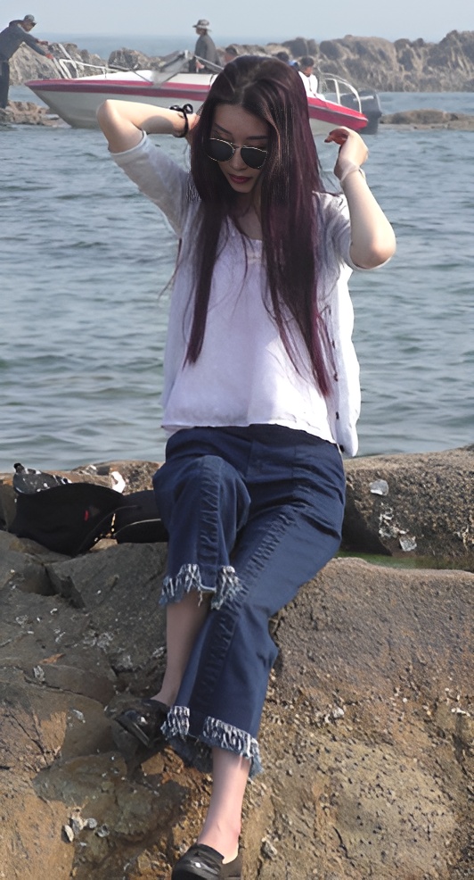 海边拍照的牛仔裤美女[1.45G/MP4]