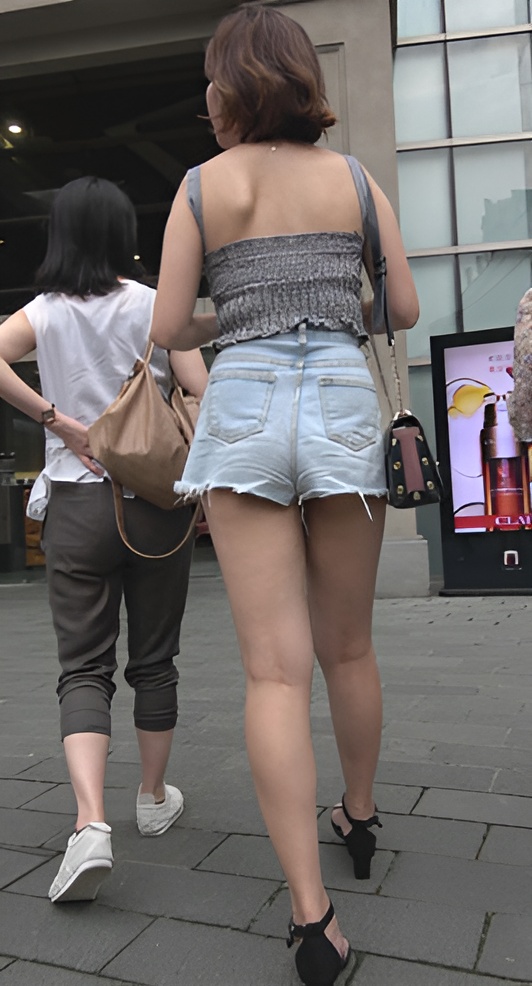 逛街的热裤妹子[1.44G/MP4]